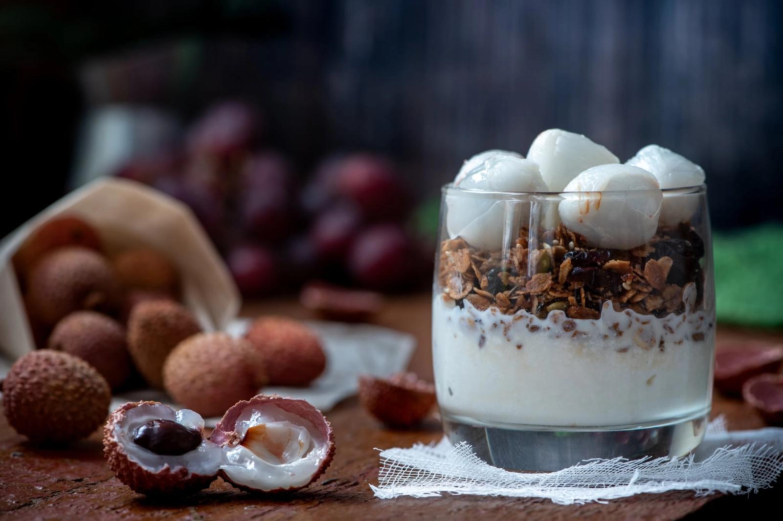 Verrine de yaourt, granola et litchis frais