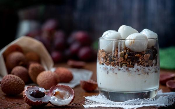 Verrine de yaourt, granola et litchis frais
