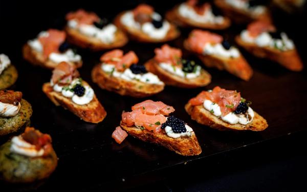 Crostini au saumon fumé avec caviar et fromage à la crème