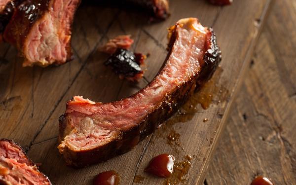 Côtelettes de porc fumées maison au barbecue