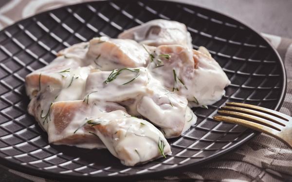 Harengs marinés dans une sauce crème à l’aneth