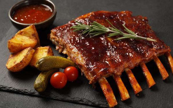 Côtes de porc grillées caramélisées au miel, avec sauce barbecue