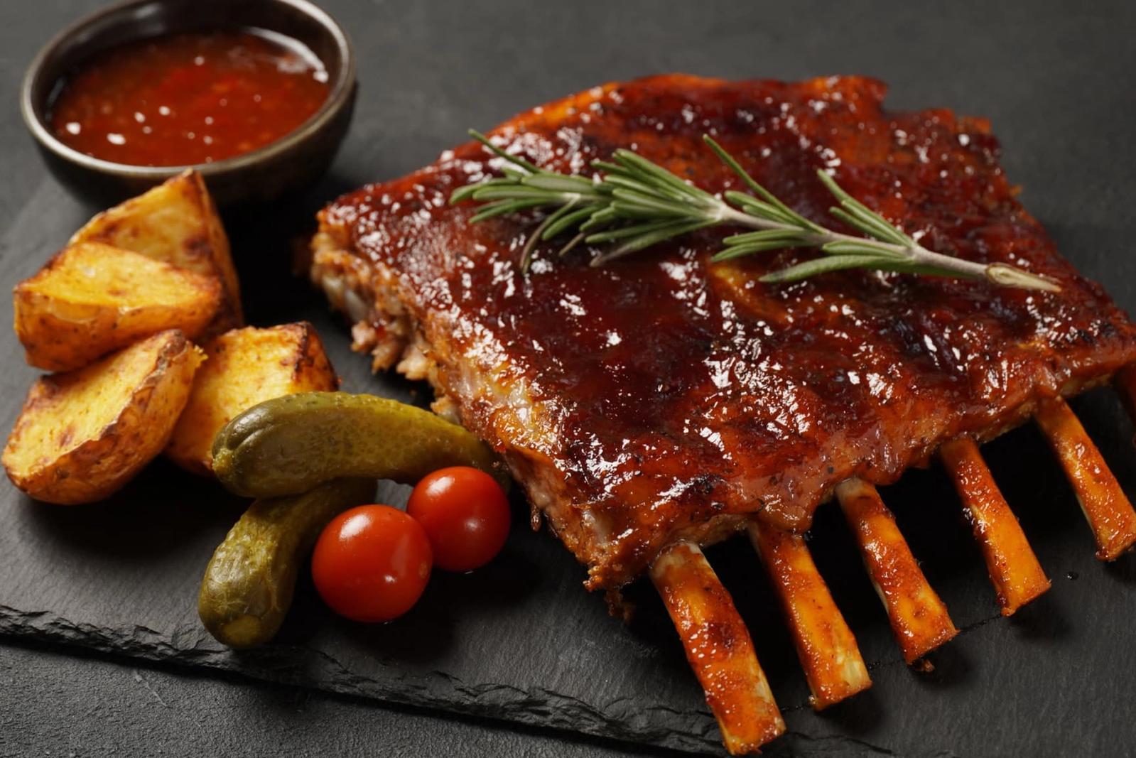 Côtes de porc grillées caramélisées au miel, avec sauce barbecue