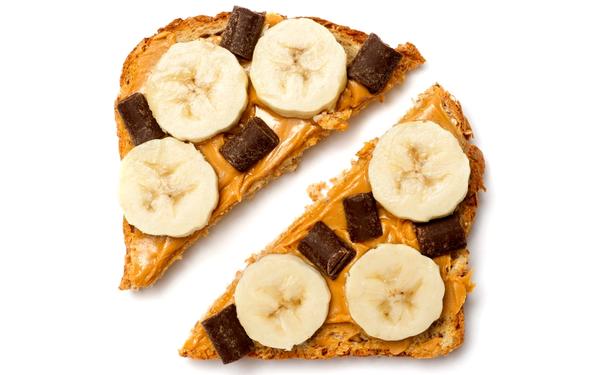 Bananes et chocolat sur sandwich au beurre de cacahuètes