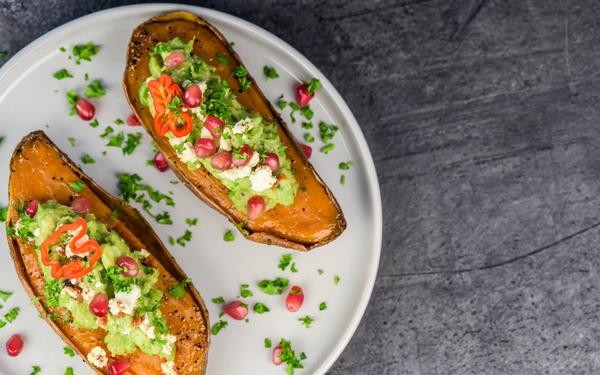Patates douces au four avec guacamole, feta et grenade