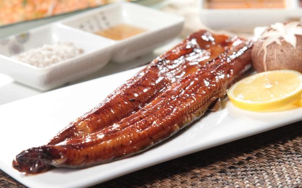 Anguilles frites en sauce