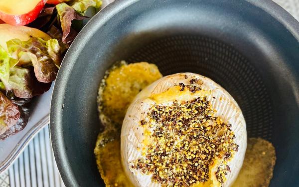 Fromage cuit au four fondu d'herbes