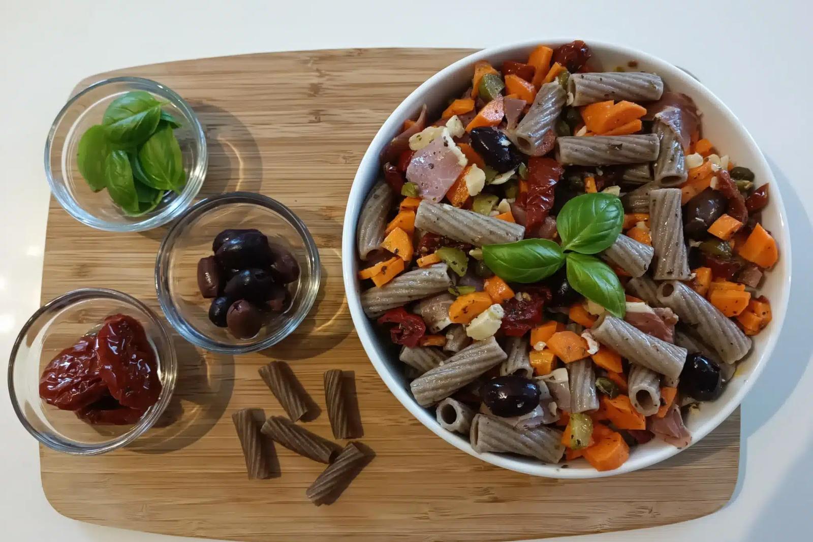 Salade de pâtes à l'italienne, basilic parmesan jambon