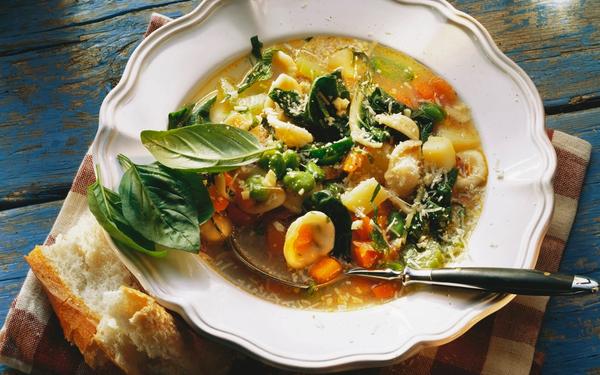 Minestrone au basilic et au parmesan