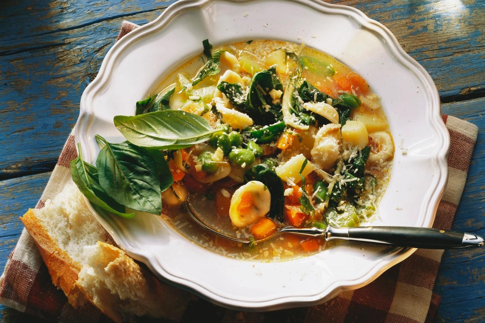 Minestrone au basilic et au parmesan