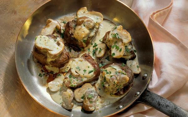 Filet de jeune chevreuil sauce crémeuse aux champignons forestiers