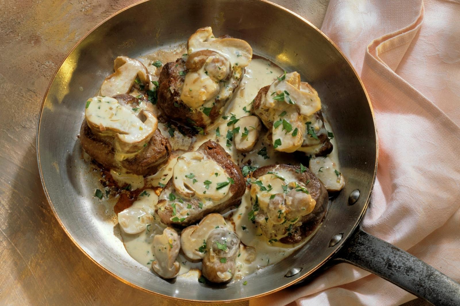 Filet de jeune chevreuil sauce crémeuse aux champignons forestiers