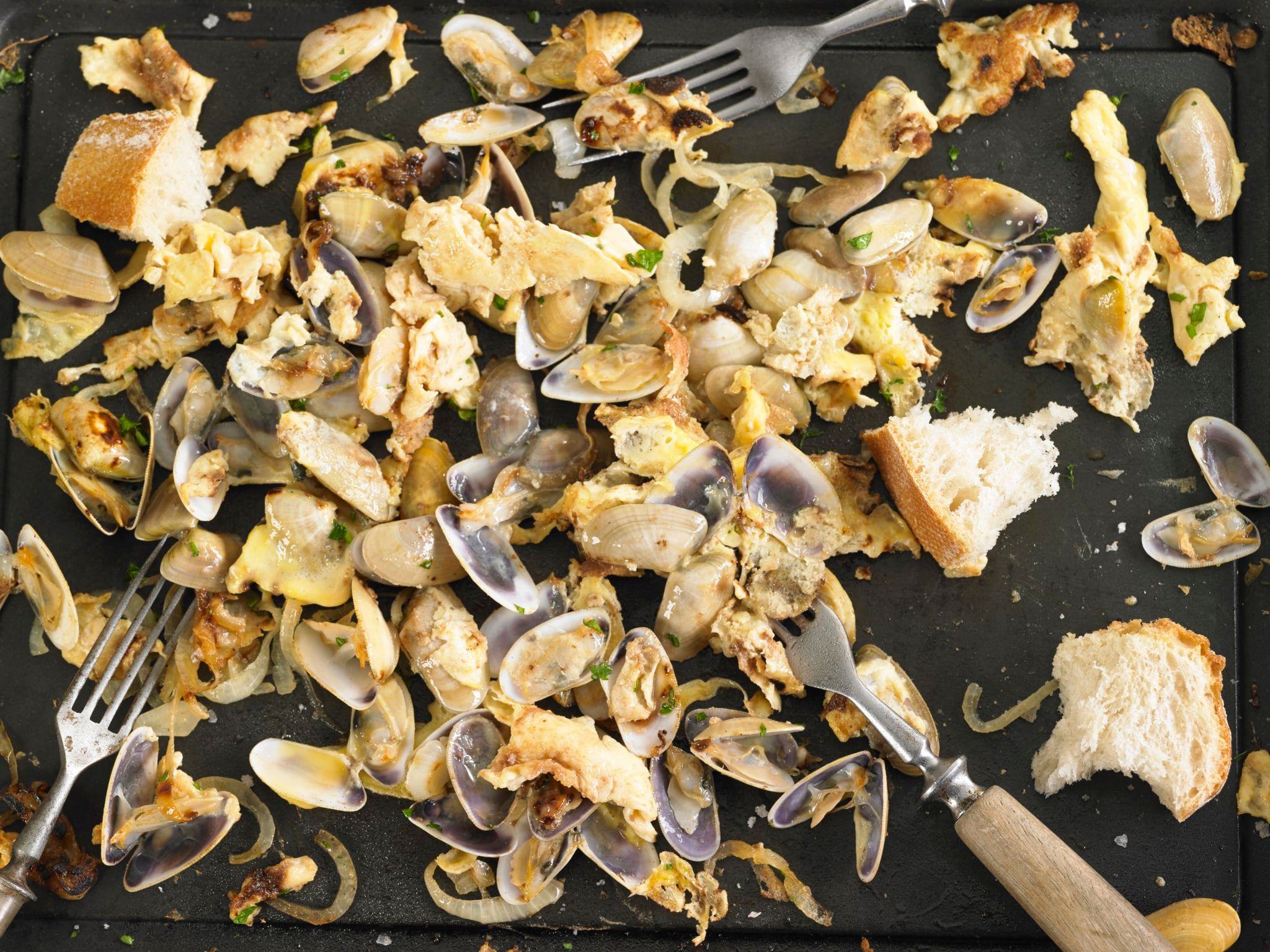 Œufs brouillés aux tellines et oignons à la plancha