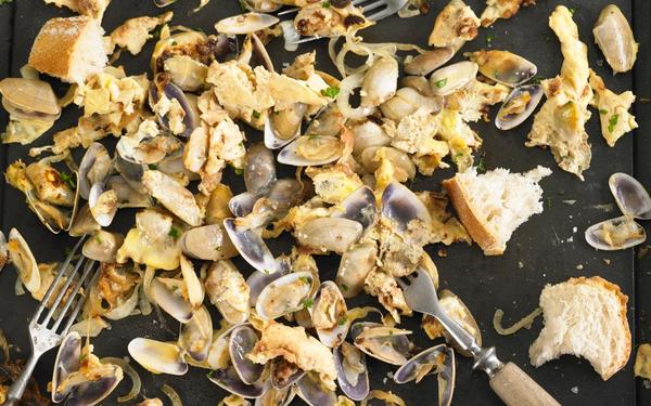 Œufs brouillés aux tellines et oignons à la plancha