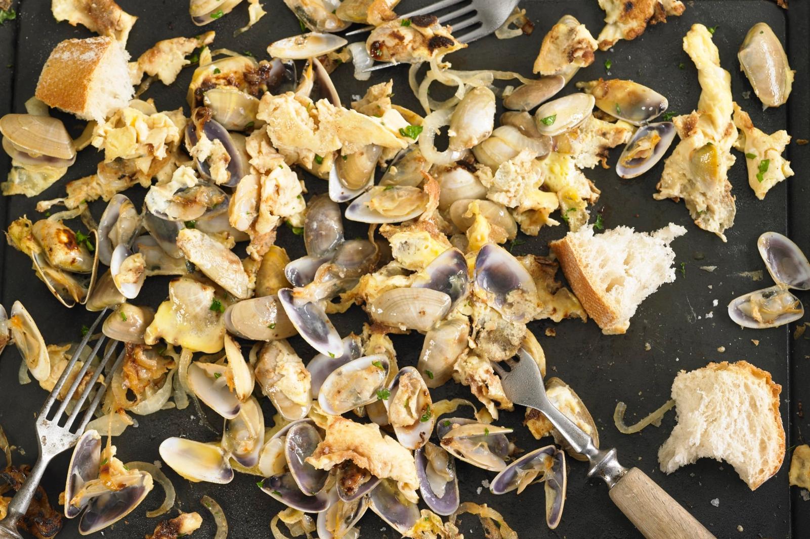 Œufs brouillés aux tellines et oignons à la plancha