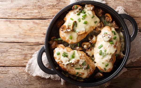 Poitrines de poulet lombardes aux champignons, oignons verts, mozzarella et parmesan