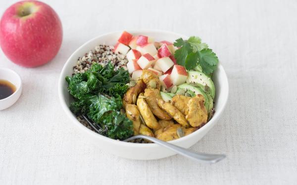 Poke bowl de poulet au chou kalé, quinoa, concombre et pomme