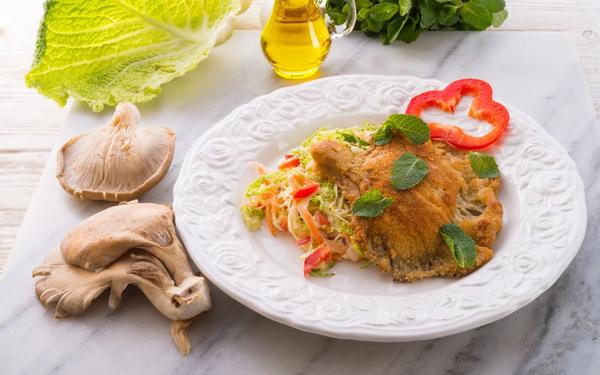 Huître chaude et champignons frais avec salade de chou frisé de Milan