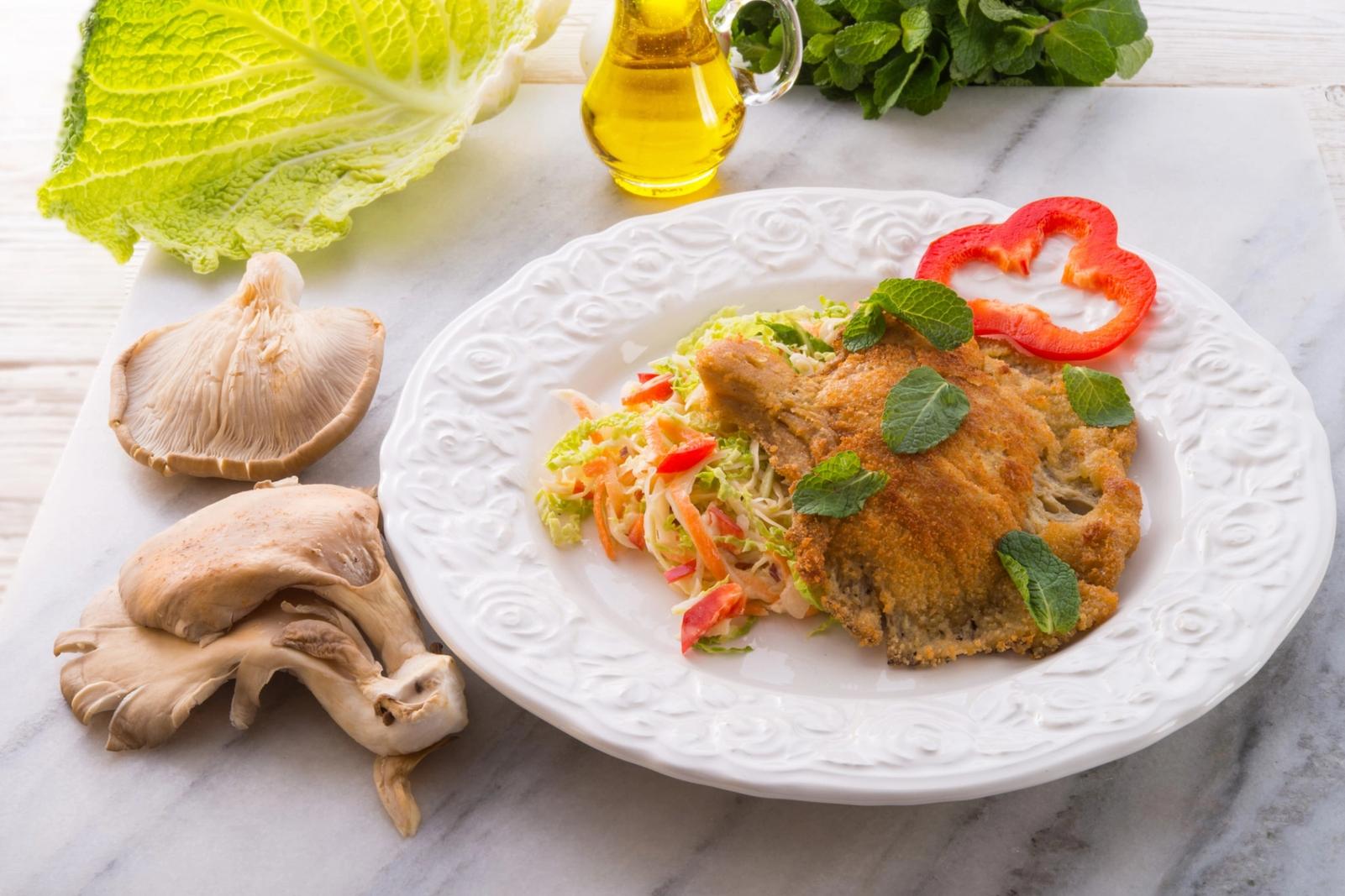 Huître chaude et champignons frais avec salade de chou frisé de Milan