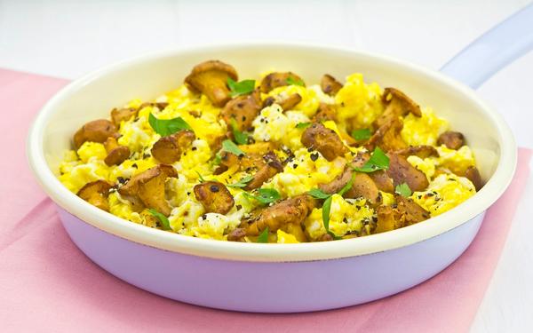 Œufs brouillés aux girolles