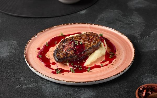 Filet de canard avec sauce aux baies et purée de pommes de terre