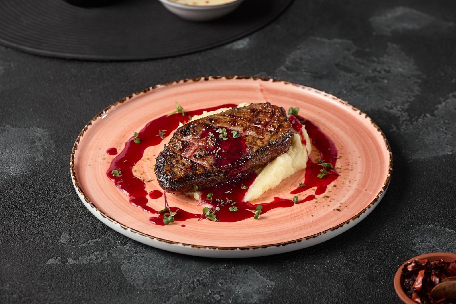 Filet de canard avec sauce aux baies et purée de pommes de terre