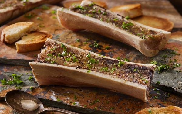 Os à moelle de bœuf rôti avec sel et poivre