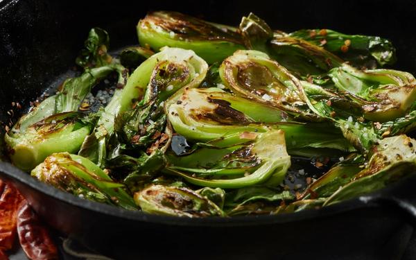 Baby bok choy sauté à l’ail
