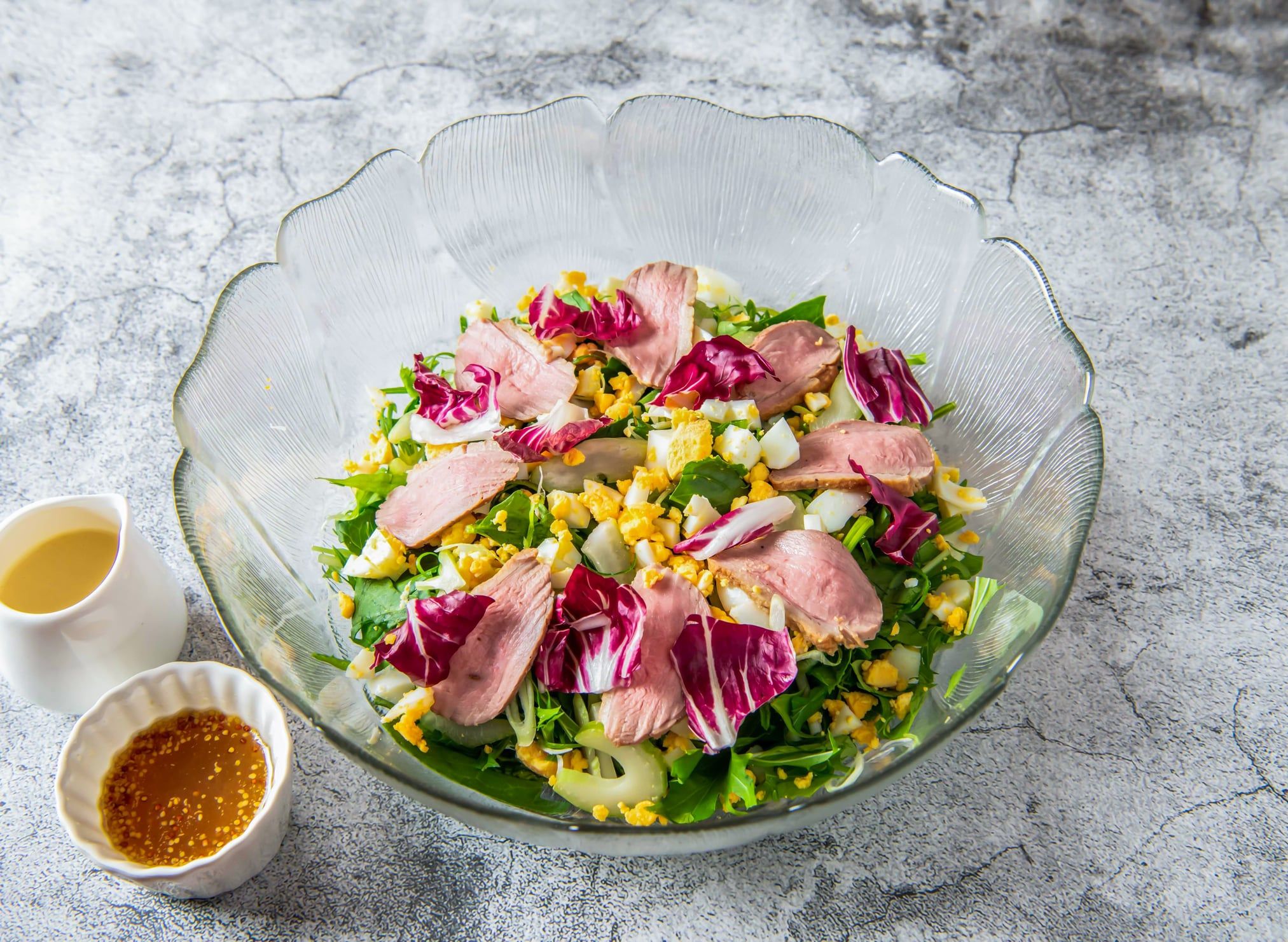 Salade de canard avec légumes verts, chicorée et œufs