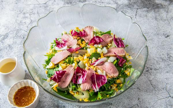 Salade de canard avec légumes verts, chicorée et œufs