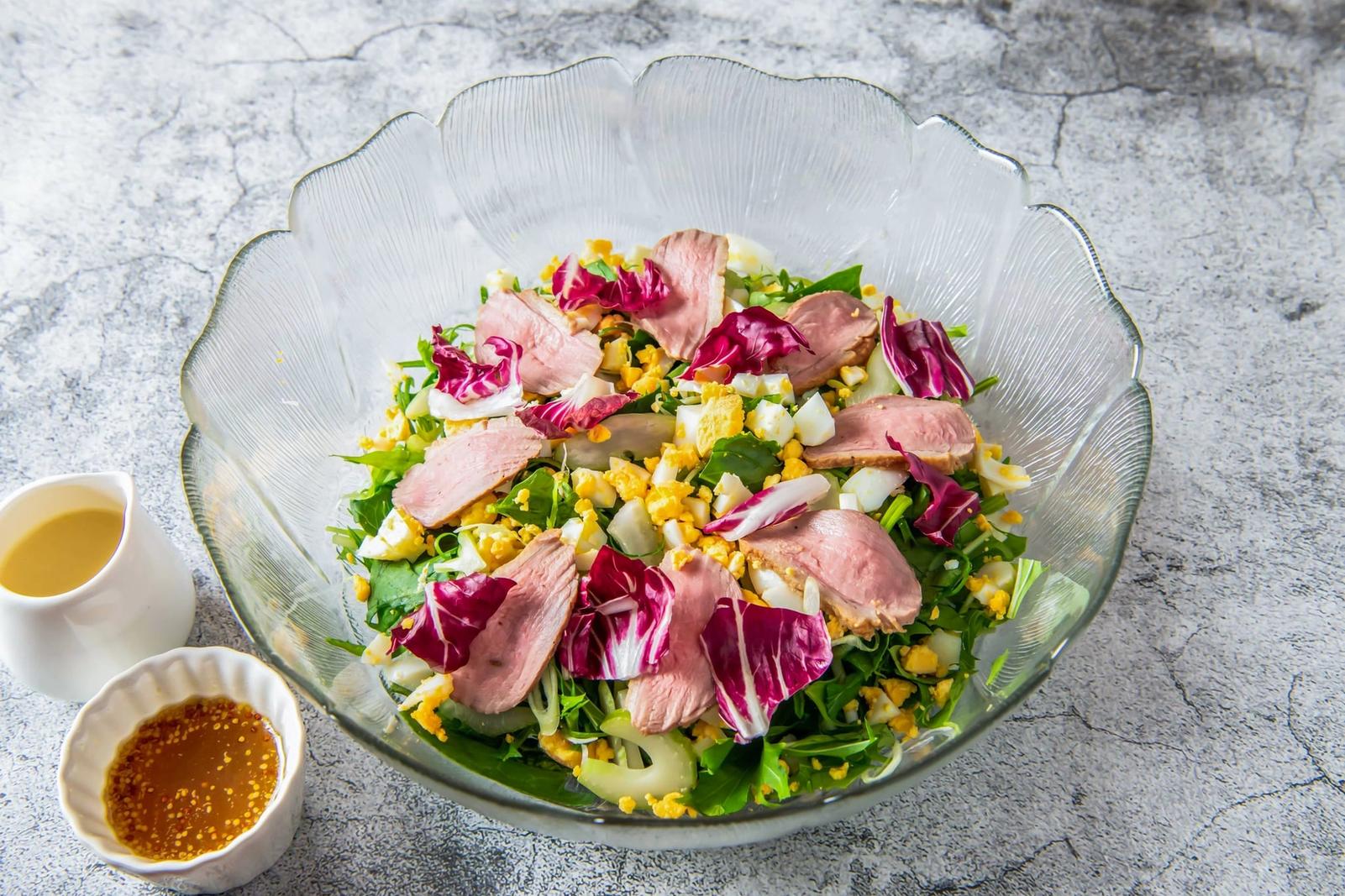 Salade de canard avec légumes verts, chicorée et œufs
