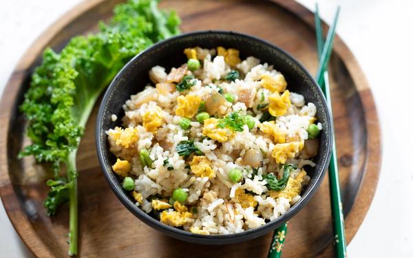 Riz sauté au chou kale, œuf, petit pois et épinard