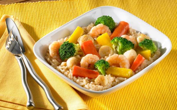 Risotto aux noix de Saint-Jacques, gambas et légumes croquants