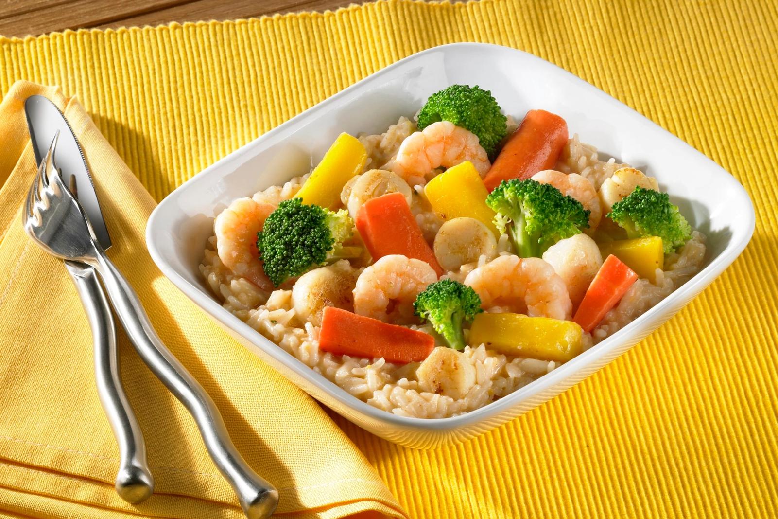 Risotto aux noix de Saint-Jacques, gambas et légumes croquants