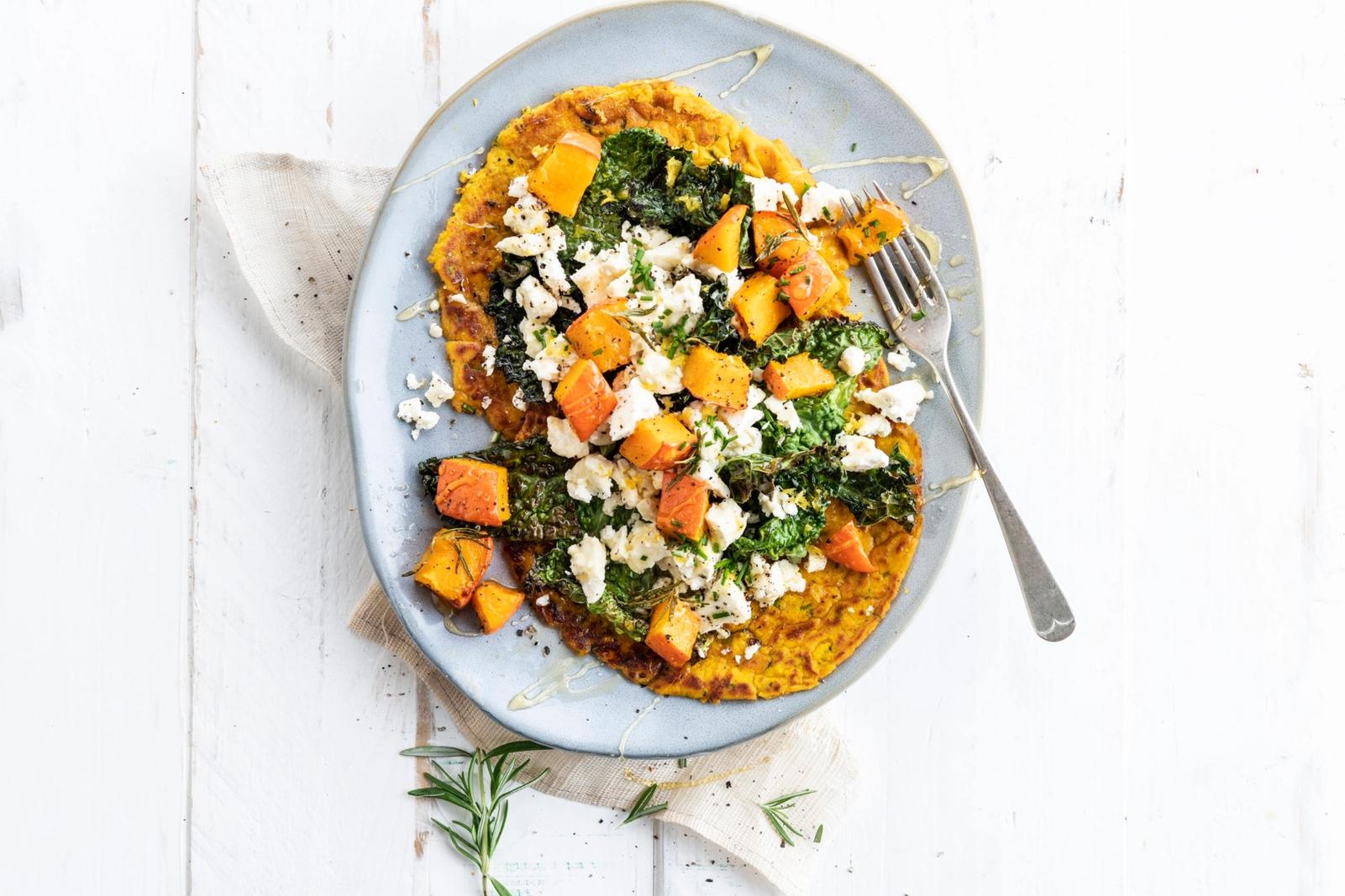 Pancake à la citrouille, feta et chou kale croustillant