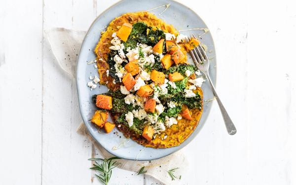 Pancake à la citrouille, feta et chou kale croustillant