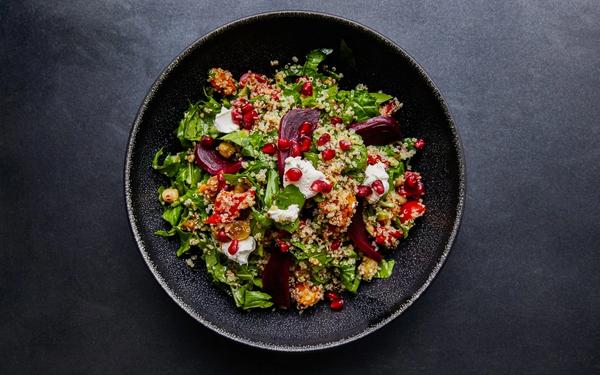 Salade de quinoa avec racines de betteraves et épinards