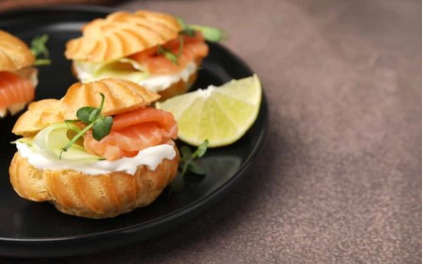 Recette profiteroles au saumon à la crème fraiche et concombre