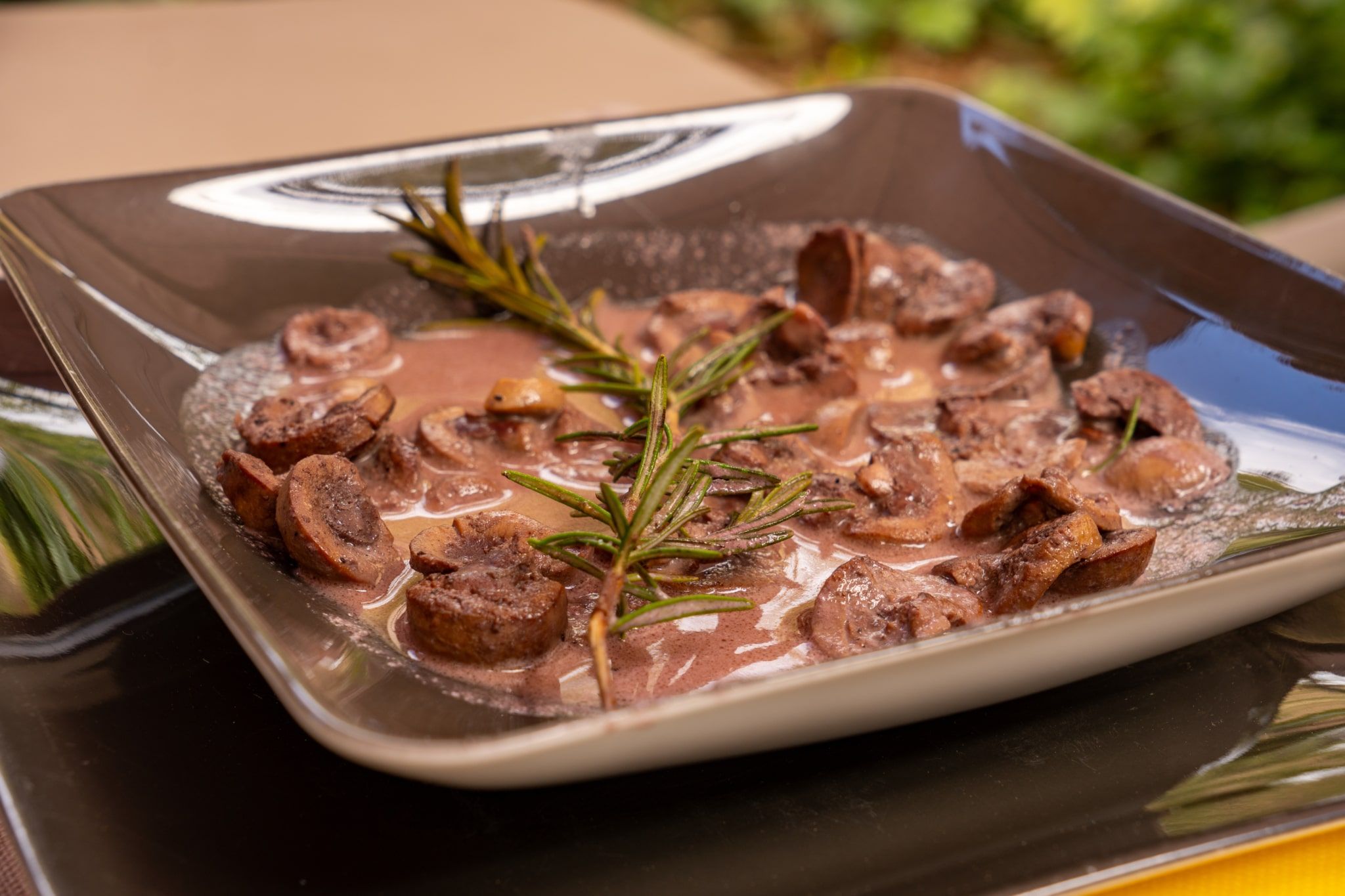 Rognons d’agneau rôtis à la crème de vin rouge