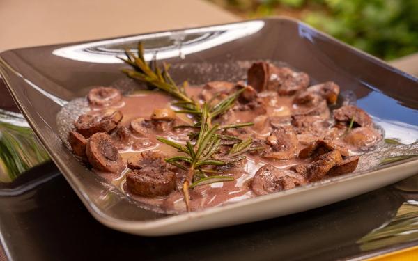 Rognons d’agneau rôtis à la crème de vin rouge