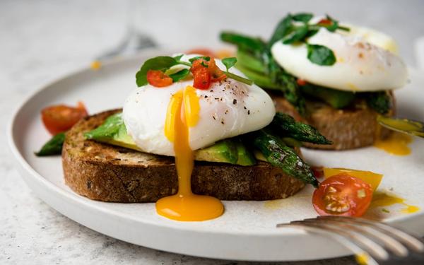 Recette tartines grillées oeufs pochés asperges et tomate