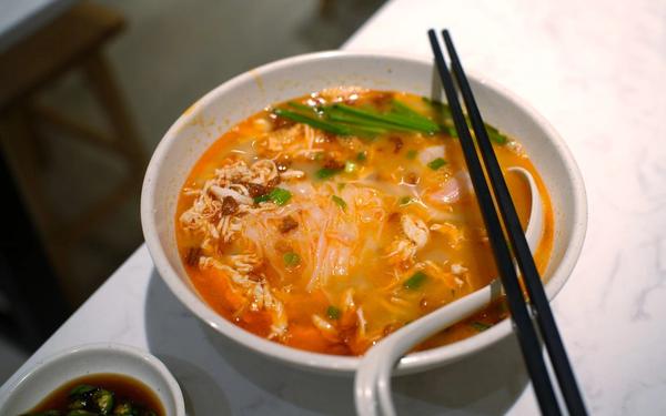 Soupe de nouilles de riz plates au poulet (Kai See Hor Fun)
