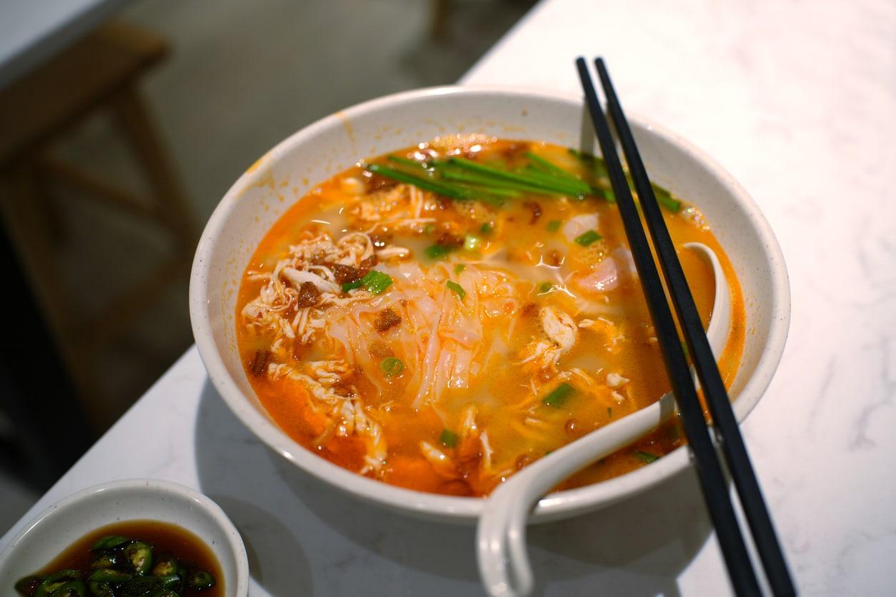 Soupe de nouilles de riz plates au poulet (Kai See Hor Fun)
