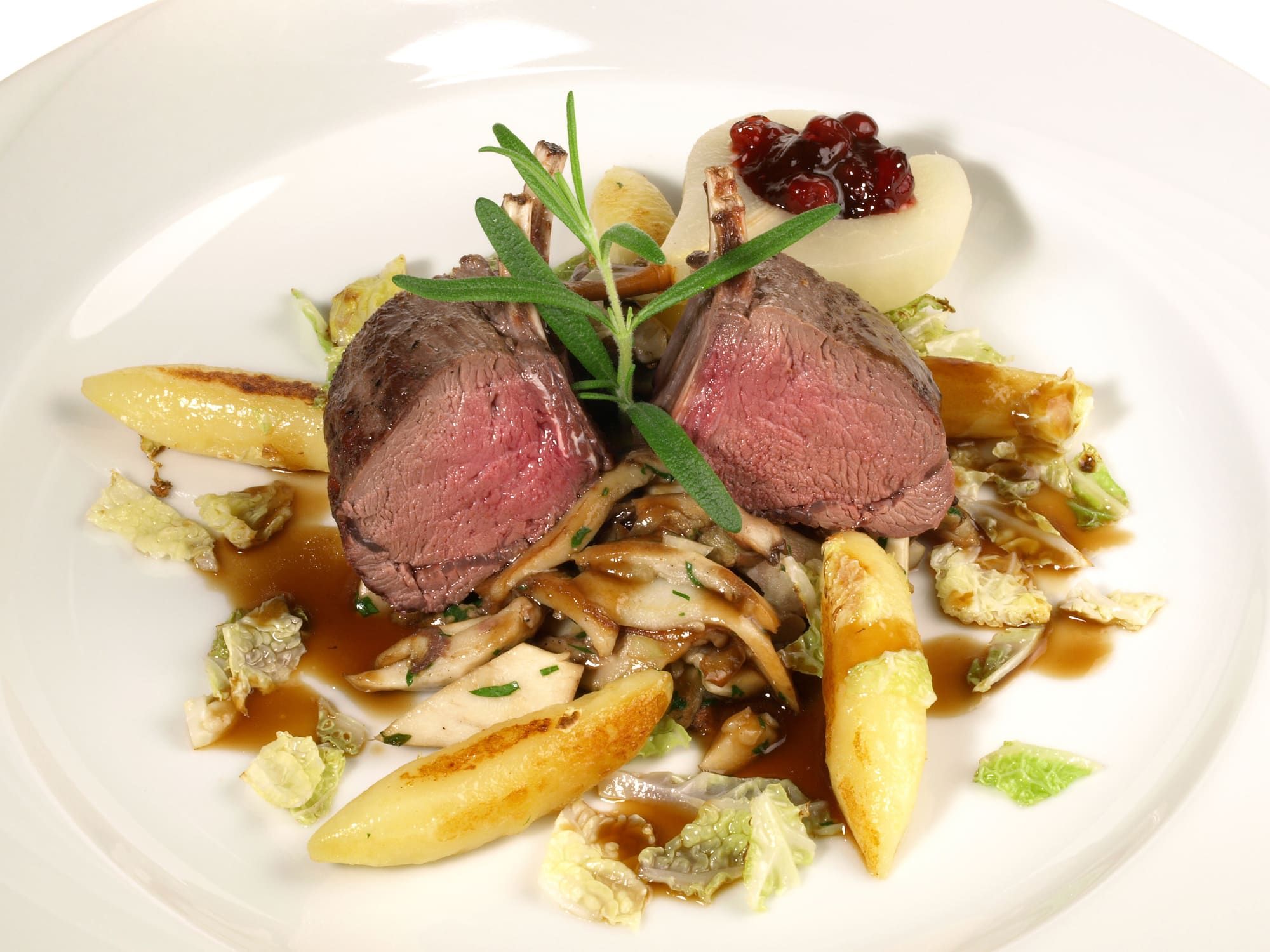 Longe de cerf aux légumes et champignons sur sauce aux canneberges