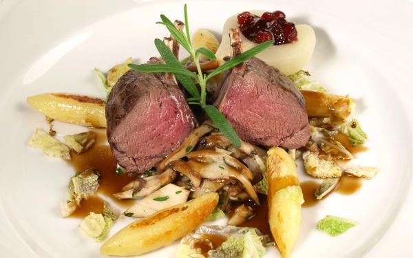 Longe de cerf aux légumes et champignons sur sauce aux canneberges