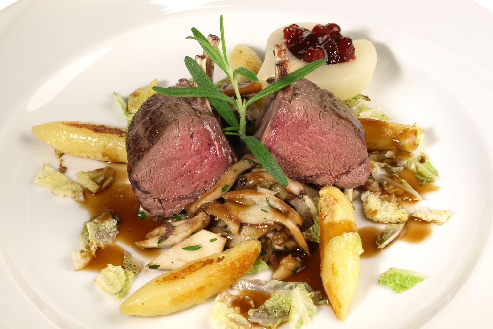 Longe de cerf aux légumes et champignons sur sauce aux canneberges