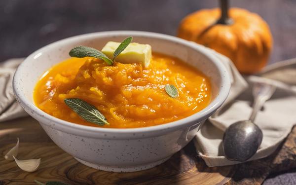 Soupe à la crème de potiron maison avec de la sauge