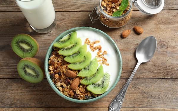 Granola au yaourt et au kiwi tranché