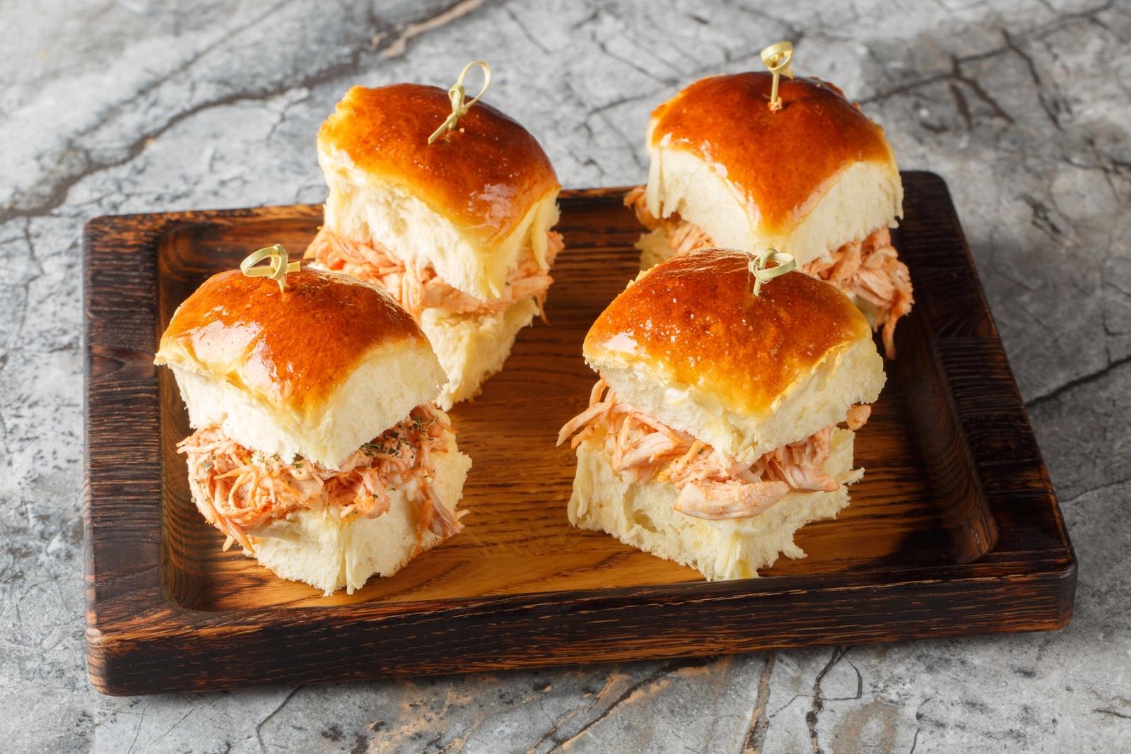 Petits pains hawaïens au poulet effiloché et au fromage