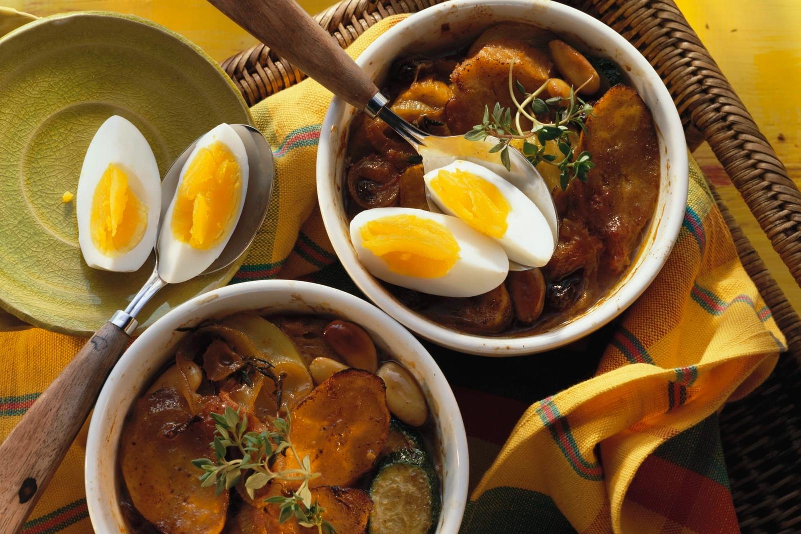 Ragoût de pain mexicain aux légumes, bananes plantains et œufs